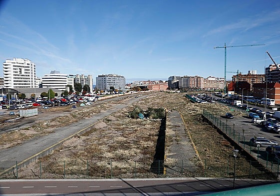 Vista desde el viaducto de Carlos Marx de los terrenos del plan de vías que discurren al lado del Museo del Ferrocarril tras los desbroces con varias tiendas de campaña al descubierto.