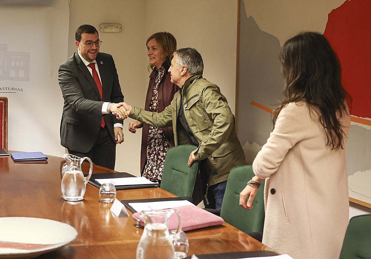 Barbón saluda a Covadonga Tomé, Xune Elipe y Laura Tuero, en la primera reunión para negociar los presupuestos.