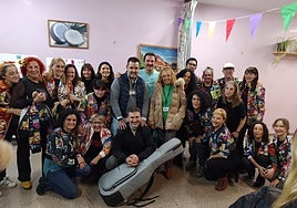 El grupo de artistas, con José y Robert Taboada al frente, que acudió a la cárcel.