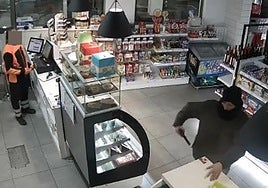 Momento en el que el atracador saca la pistola con la que amenazó a los trabajadores de la gasolinera de la avenida Portugal de Gijón.