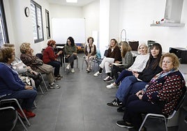 Usuarias del programa 'Cuidando a quien cuida' con la trabajadora social Lucía Cueto en el centro social de mayores de El Polígono.