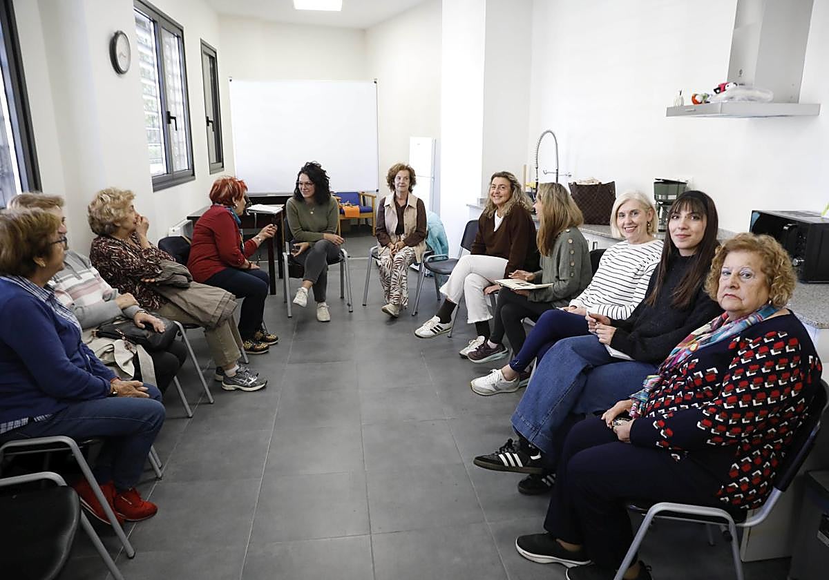 Usuarias del programa 'Cuidando a quien cuida' con la trabajadora social Lucía Cueto en el centro social de mayores de El Polígono.
