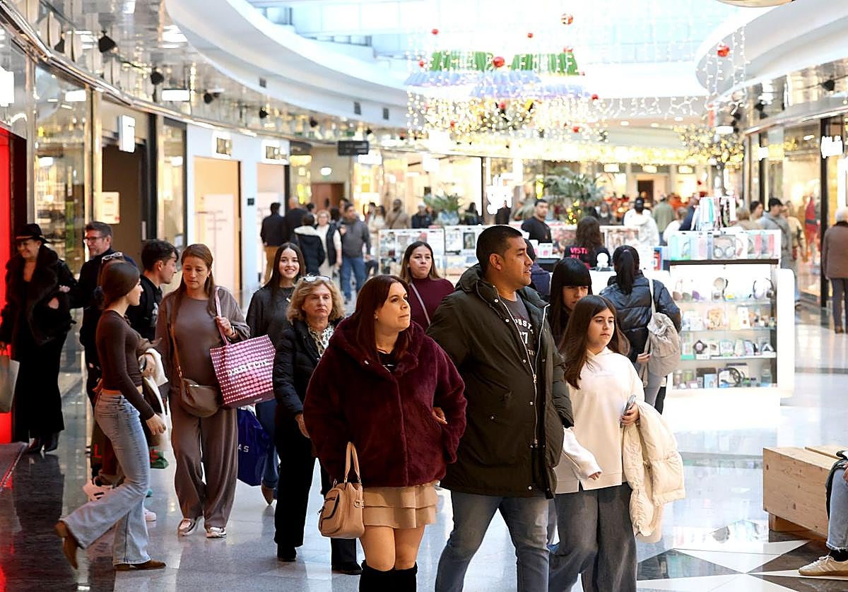 Uno de los pasillos de Parque Principado, este domingo.