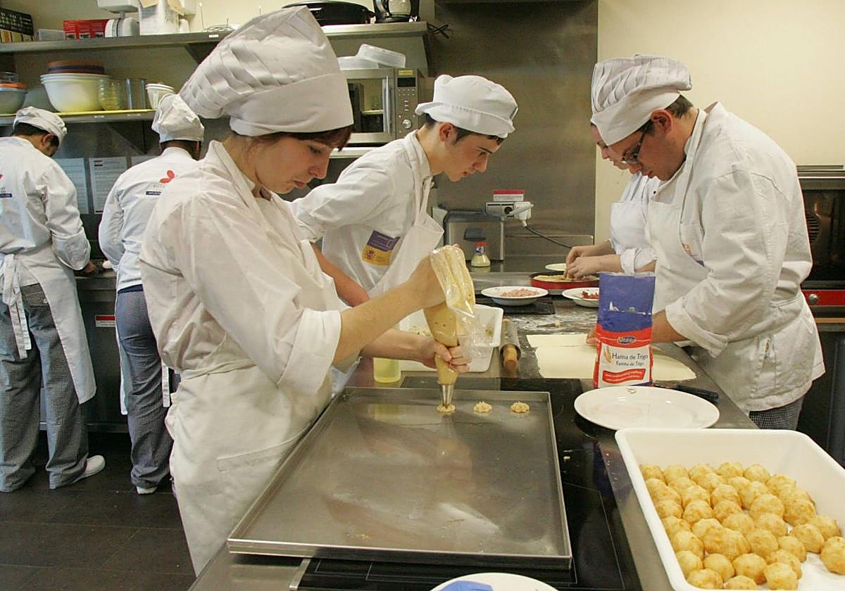 Alumnos de una escuela taller, en una imagen de archivo
