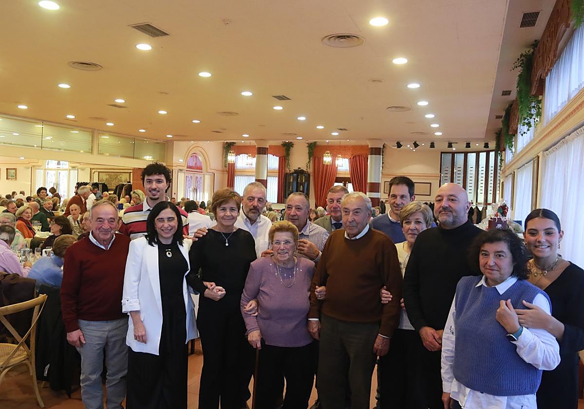 Los homenajeados, Amada Rodríguez y Jorge Gancedo (en el centro), con familiares durante la comida en el restaurante Marieva Palace, en Gijón.