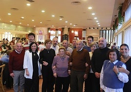 Los homenajeados, Amada Rodríguez y Jorge Gancedo (en el centro), con familiares durante la comida en el restaurante Marieva Palace, en Gijón.