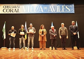 Autoridades y jurado junto con los ganadores del Certamen Coral Villa de Avilés.