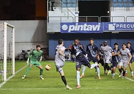 Jugada en la que Miller, defensa del Celta Fortuna, desvía con su brazo el balón para impedir el remate de Kevin Bautista en un penalti que no concedió el árbitro.