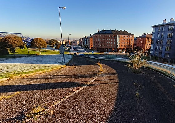 El vial de acceso a La Corredoria desde la AS-II, actualmente cerrado.