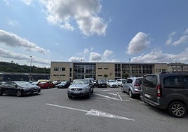 Aparcamiento del centro de salud de Pola de Siero, que pasará a ser de zona azul.