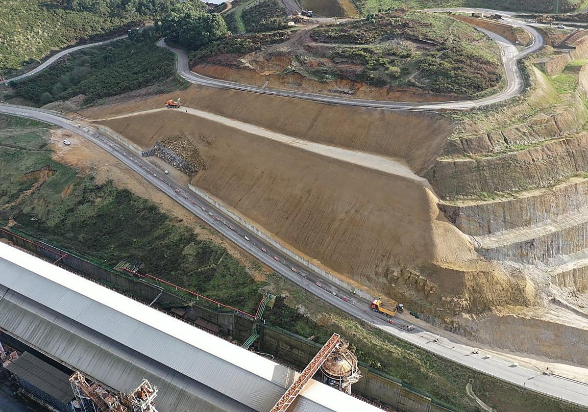 Imagen aérea de la intervención que se está llevando a cabo en la cantera de El Estrellín y los viales regionales de la margen derecha de la ría.
