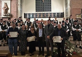 Los galardonados con el diploma de reconocimiento a su labor en defensa de la cultura asturiana.