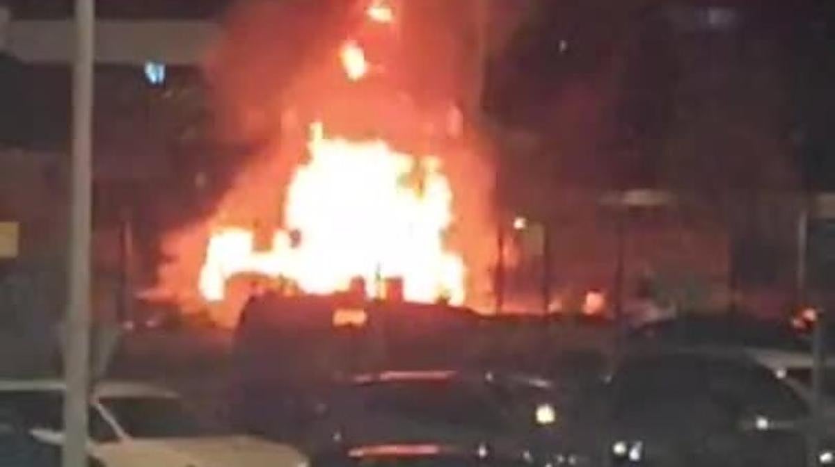 Arden dos tiendas de campaña y enseres en los terrenos del plan de vías, en Gijón