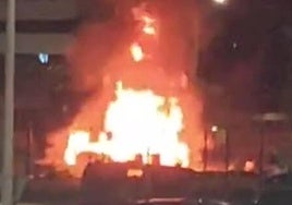 Arden dos tiendas de campaña y enseres en los terrenos del plan de vías, en Gijón