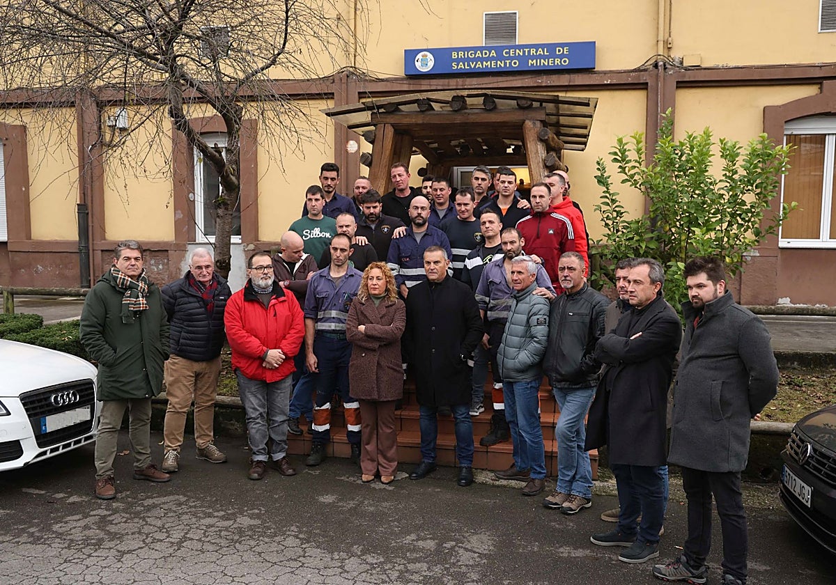 La Brigada de Salvamento Minero con el consejero de Ordenación de Territorio, Urbanismo, Vivienda y Derechos Ciudadanos, Ovidio Zapico, y los alcaldes de las cuencas del Nalón y del Caudal