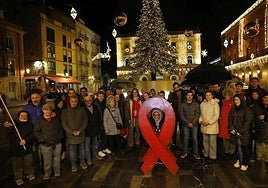 Participantes de la cadena humana que se formó en el paseo del Muro con motivo del Día Mundial de Acción frente al VIH y el Sida, a su llegada a la plaza Mayor.