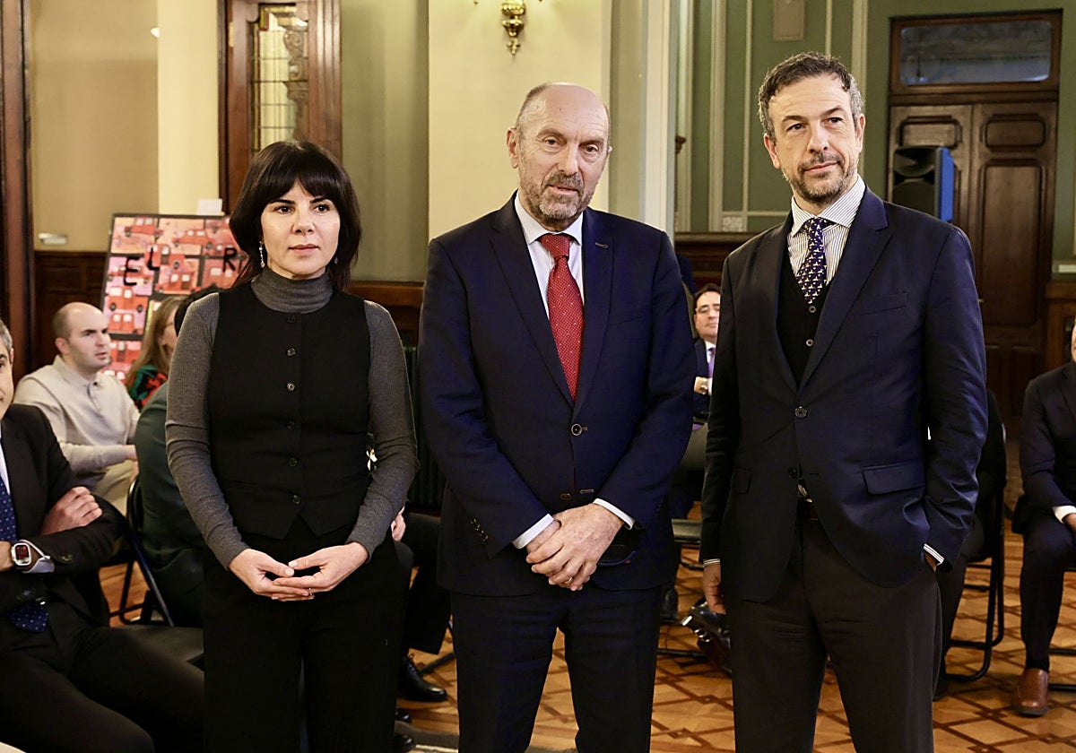 Ana Valero, Juan Cofió y Víctor Javier Vázquez, en la Junta General del Principado.