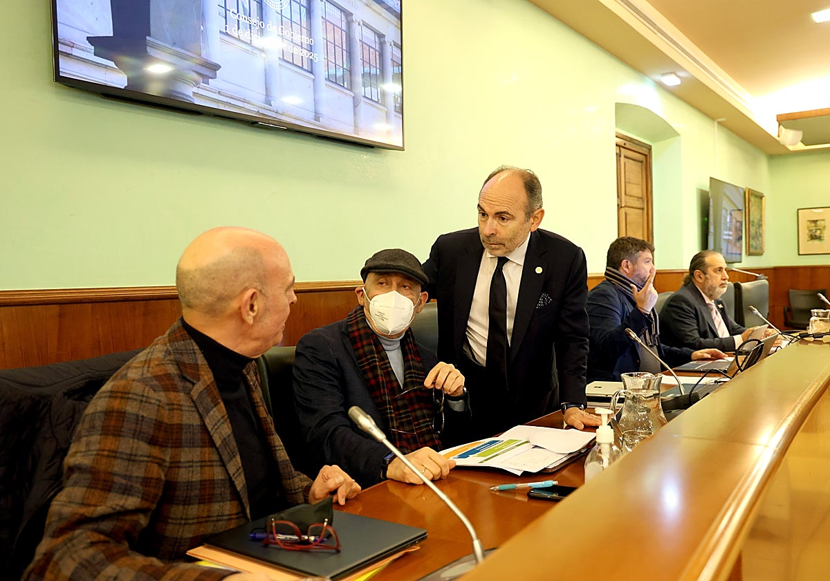 El rector, de pie, antes del inicio del Consejo de Gobierno de a Universidad.