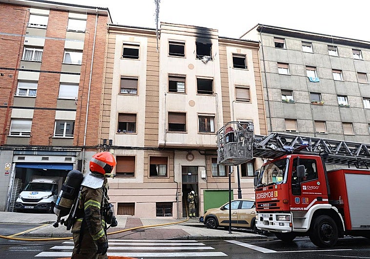 Los bomberos sofocando el fuego del edificio de la avenida de Torrelavega, 27.