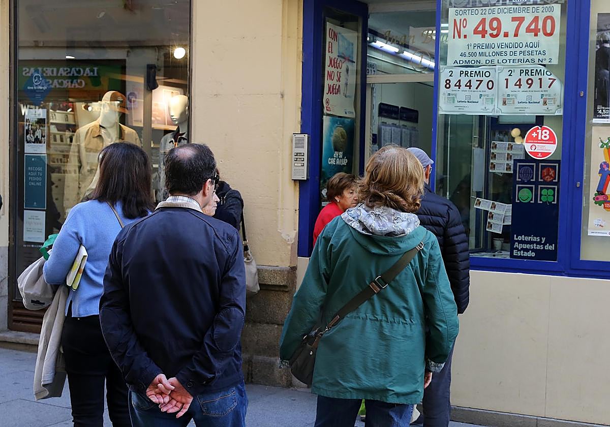 Varias personas hacen cola para comprar lotería en una administración