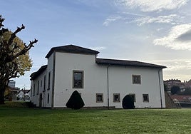 Palacio del Marqués de Santa Cruz, ubicado en el parque de Alfonso X El Sabio de La Pola.