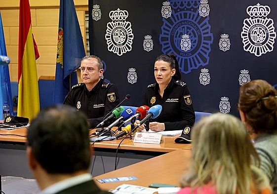 El comisario Miguel Ángel Díaz y la inspectora Iris Rodríguez en la presentación.