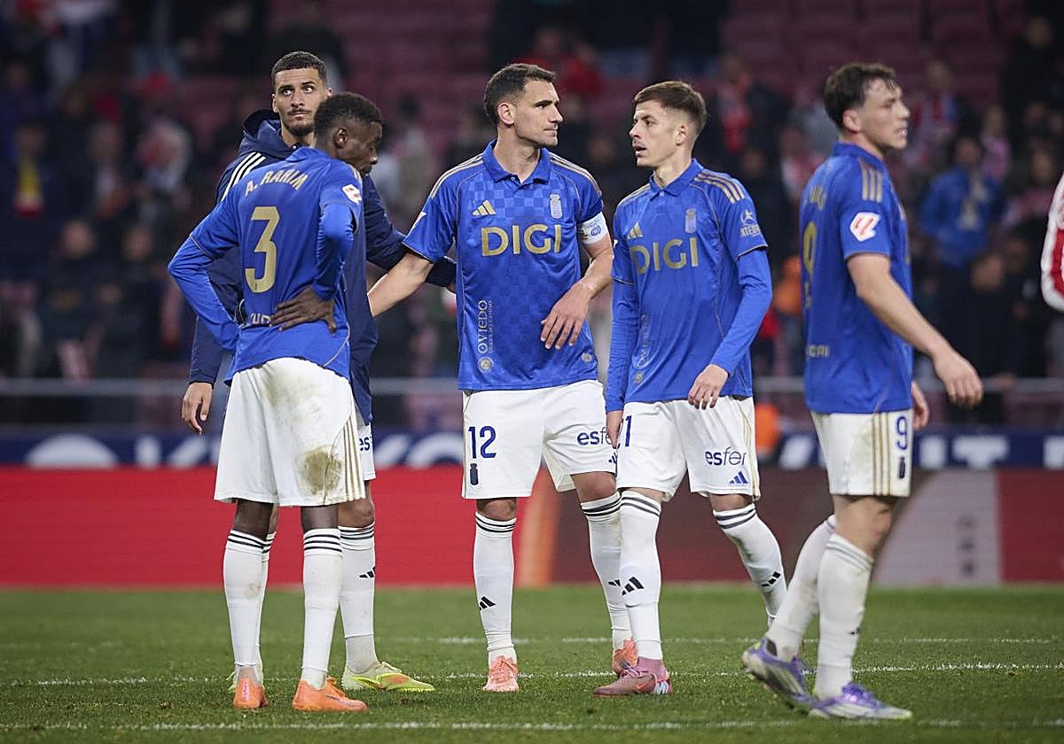 Los jugadores del Real Oviedo, al término del partido ante el Atlético.
