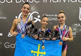 Ceila Mesa, a la derecha, junto a los otros podios asturianos, Malena Muñiz (Club Galaica) tercera en juvenil, y Alén Martínez (Club Mieres) primero en benjamín masculino.