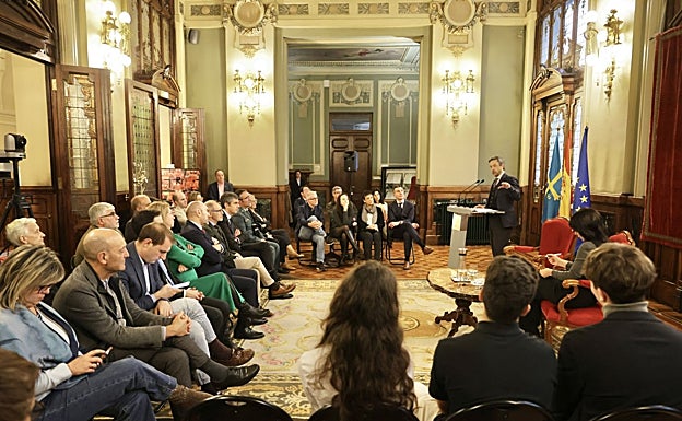 Víctor Vázquez se dirige a los asistentes al Espacio Fundamentos, en el Parlamento asturiano.