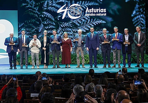 Premiados y autoridades, en el escenario del teatro de la Laboral, tras la entrega de galardones.