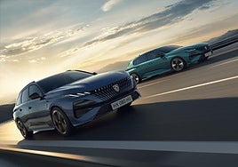 El nuevo Peugeot 308 ofrece un nuevo diseño en el que el logo frontal viene iluminado.