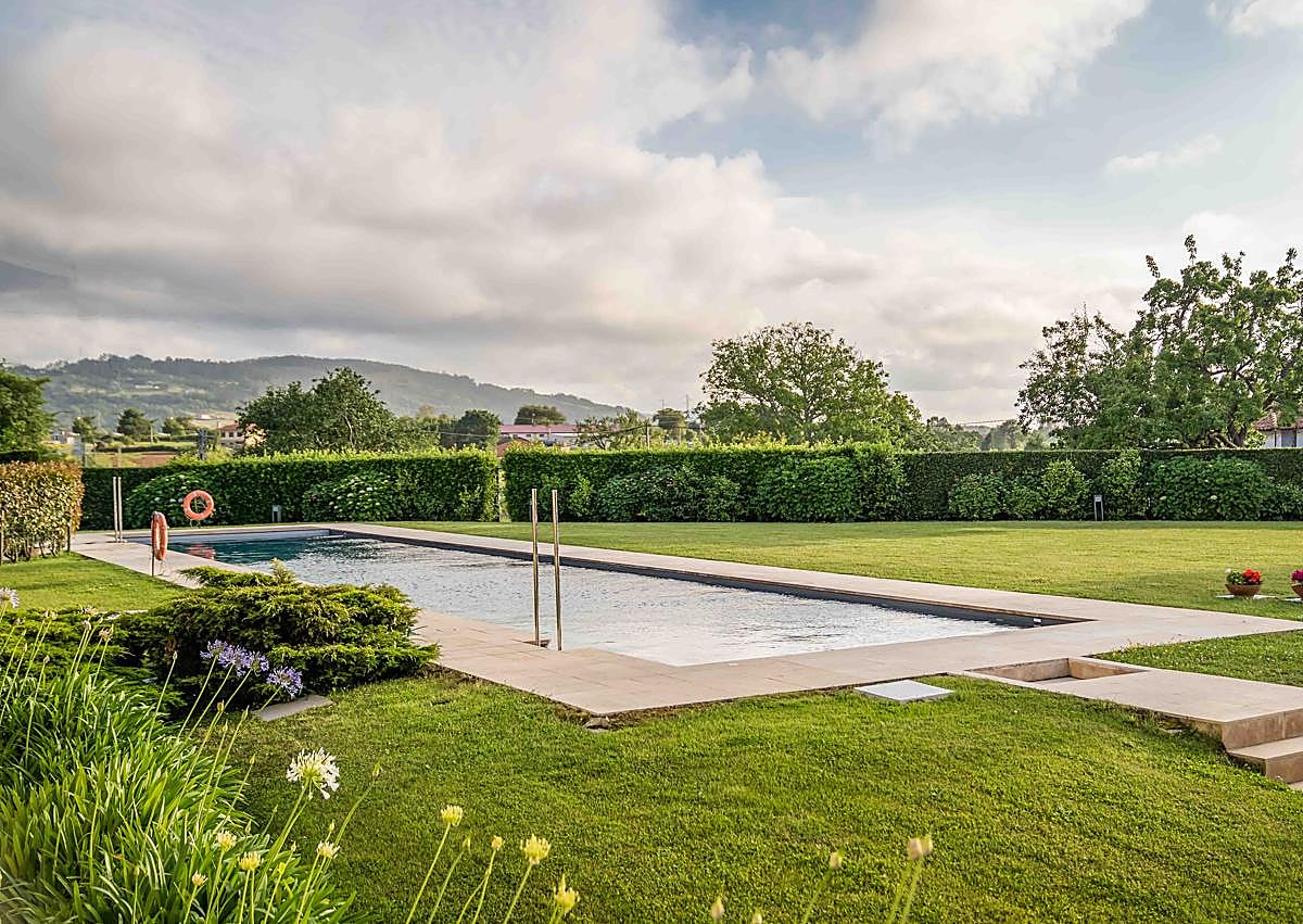 Imagen secundaria 1 - Detalle de las instalaciones exteriores del hotel.