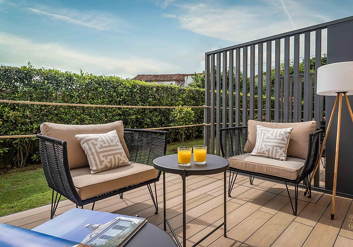 Imagen principal - Una imagen de la terraza, una de las habitaciones y zona común del hotel.