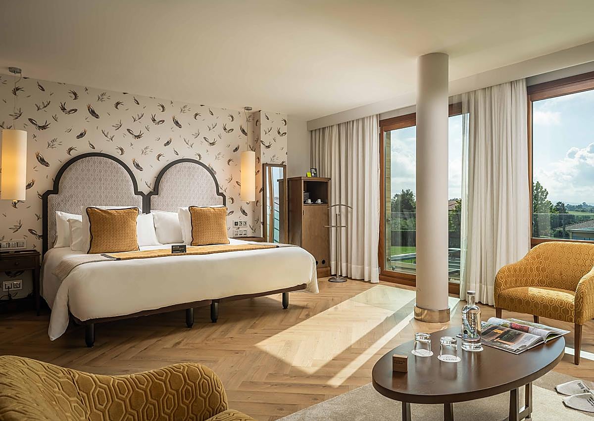 Imagen secundaria 1 - Una imagen de la terraza, una de las habitaciones y zona común del hotel.