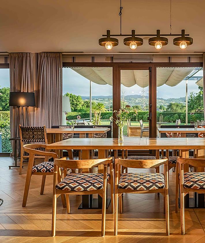 Imagen secundaria 2 - Una imagen de la terraza, una de las habitaciones y zona común del hotel.