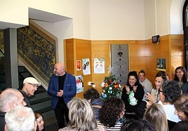 El concejal Guzmán Pendás celebra, junto a los participantes, la instalación de un árbol de Navidad en la centenaria Gota de Leche.