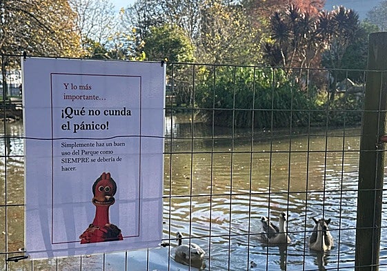 Cartel informativo instalado en el parque de Isabel la Católica, donde se detectó un foco de gripe aviar, con la muerte de dos ocas.