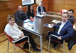 Reunión de este mediodía. Por la parte municipal Carmen Moriyón, Jesús Martínez Salvador, Mónica Fierro y Jaime Fernández-Paino y por la parte del Principado, Ovidio Zapico y Daniel Sánchez.