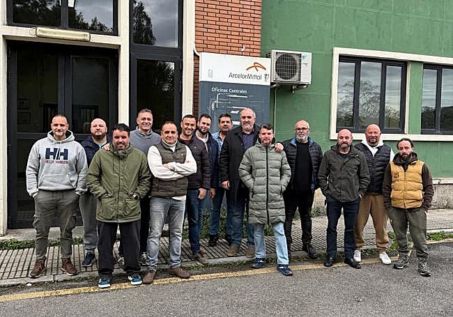 Miembros de la sección sindical de CC OO en Arcelor, junto con el secretario de la federación estatal de Industria, Francisco San José, en la fábrica de Arcelor en Avilés, donde se reunieron con el CEO de la compañía en España, Philippe Meyran.