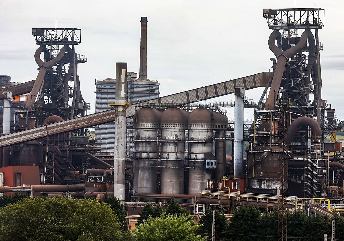 Los dos hornos altos de Arcelor en la fábrica de Gijón.