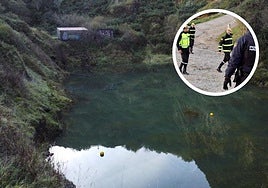 Las boyas señalan el lugar en el que se encuentran los dos vehículos, al fondo de la balsa; arriba a la derecha, parte del dispositivo que ha iniciado los trabajos de búsqueda esta mañana.