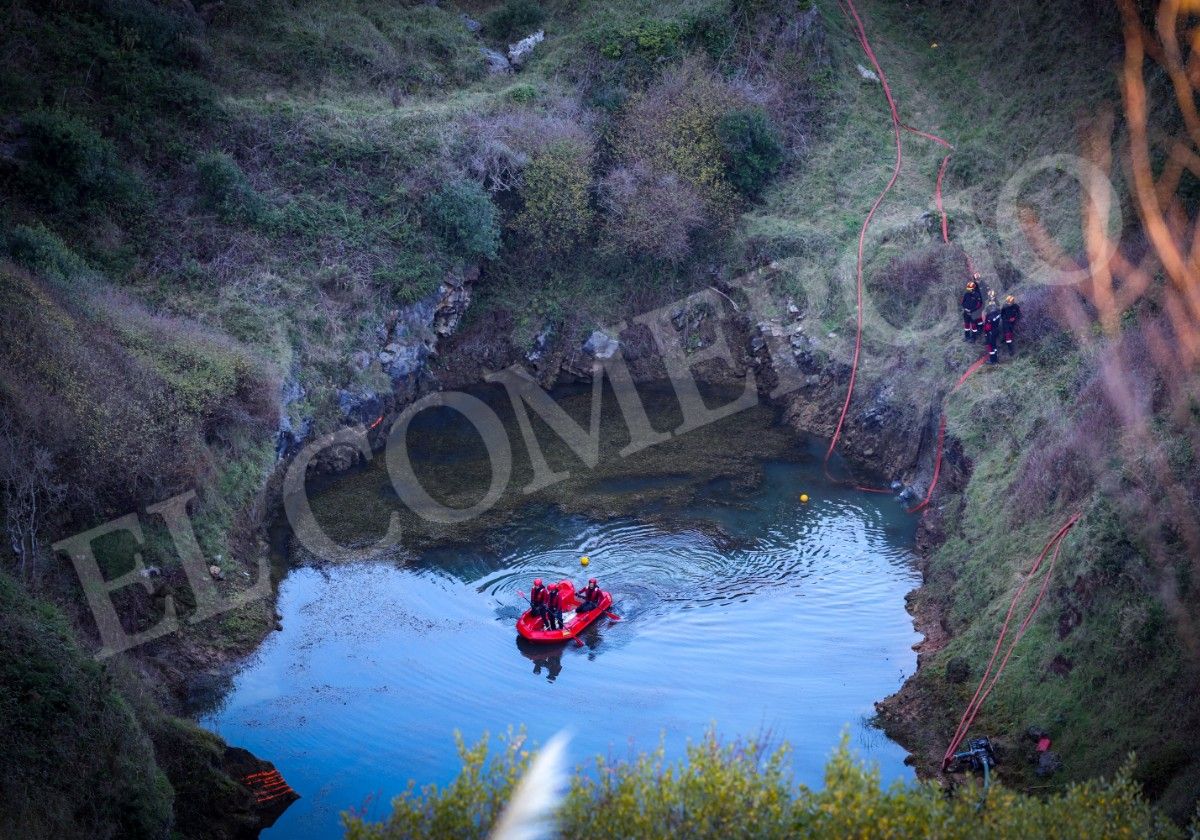 Un caso sin resolver en Asturias: así es la minuciosa búsqueda de Maritrini en la balsa de Ribadesella