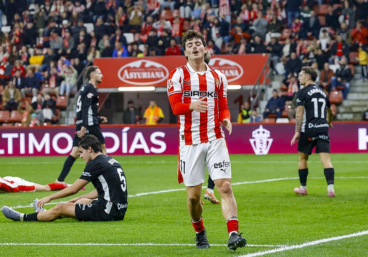 Dani Queipo, el viernes, en el partido del Sporting de Gijón contra el Andorra.