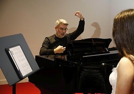 David Menéndez da indicaciones a una alumna.