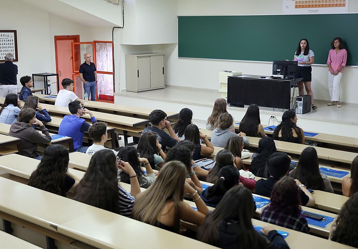 Alumnos en un aula de la Facultad de Químicas de la Universidad de Oviedo.