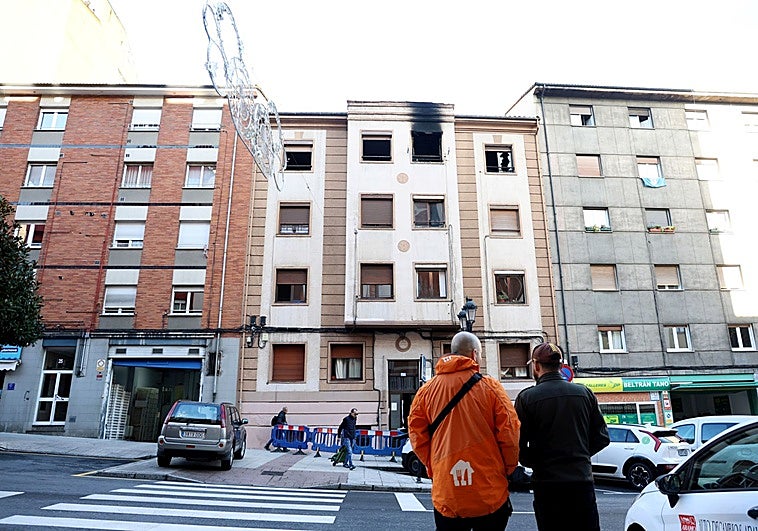Las consecuencias del incendio, en la fachada del número 27 de la avenida de Torrelavega.