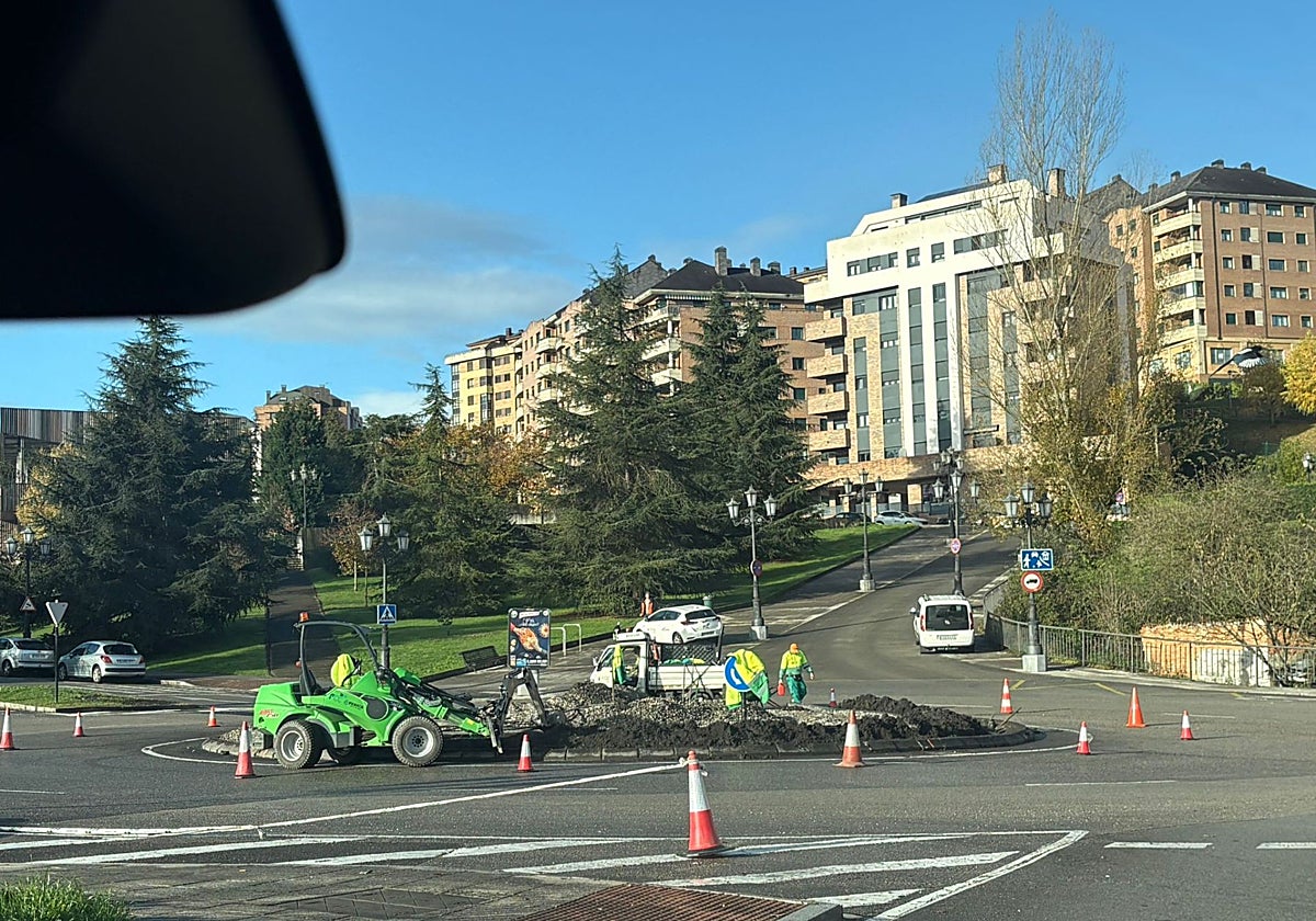 Operarios municipales trabajan en la glorieta de Las Segadas.