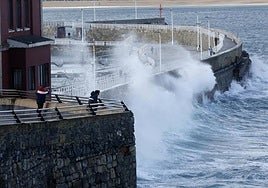 En la imagen, fuerte oleaje en Gijón. En el vídeo, el comienzo de la temporada de esquí en Pajares.