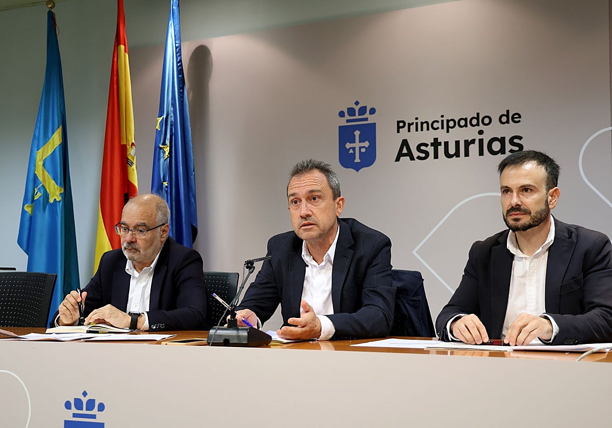 José María González (jefe de servicio de Régimen Legal de Vivienda), el consejero Ovidio Zapico y el director general de Vivienda, Daniel Sánchez, presentando 'Alquilámoste' hace un mes.