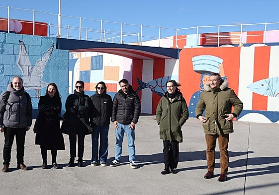 Miembros del jurado y los autores del nuevo mural que envuelve el tramo final de la punta Lequerica, con Nieves Roqueñí, presidenta del Puerto, y José Luis Barettino, director general, este martes, durante una visita al dique.